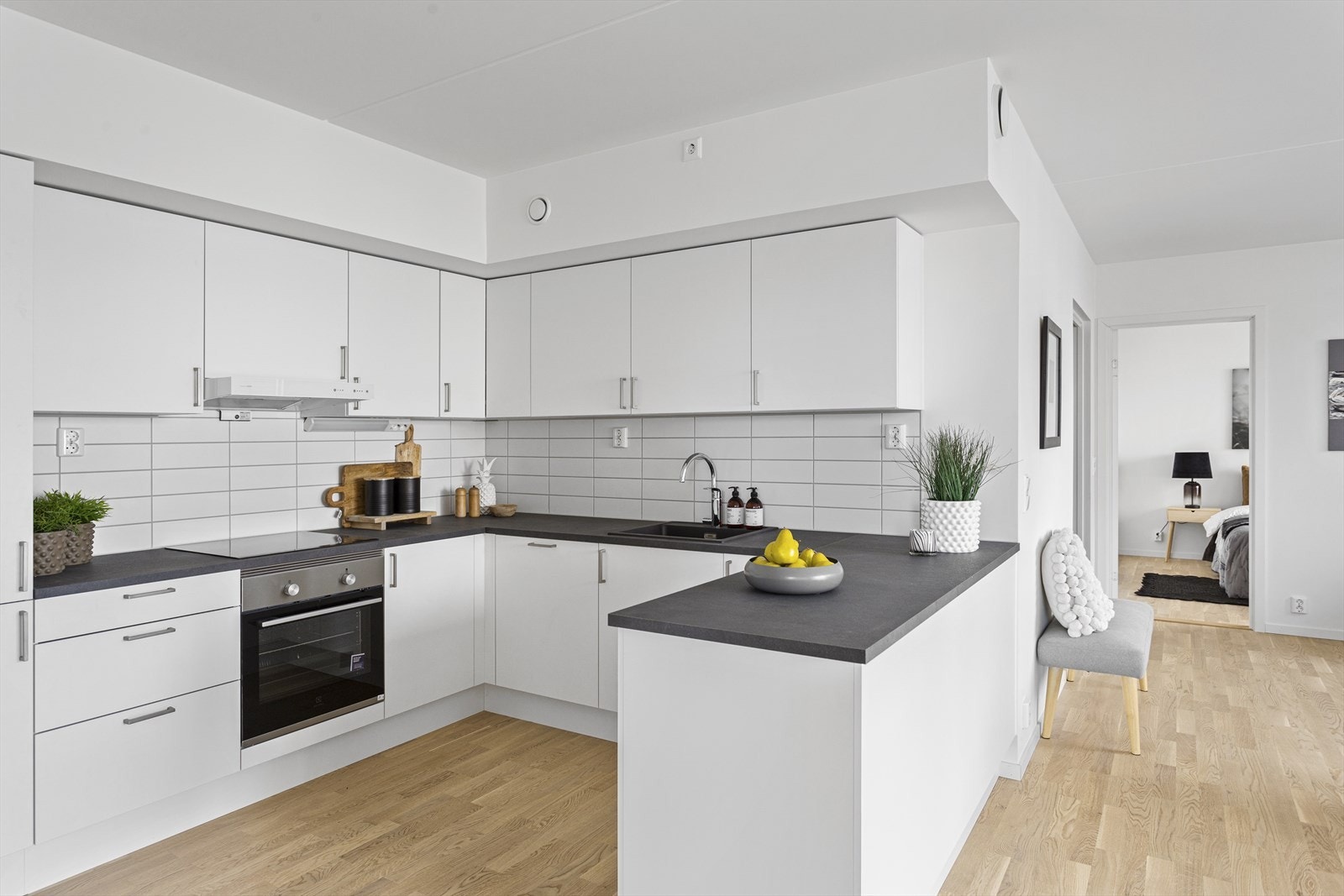 Her er det rikelig med skap- og benkeplass, samt detaljer som flislagt sprutsone, belysning under overskap og stålhåndtak. Galleribilde