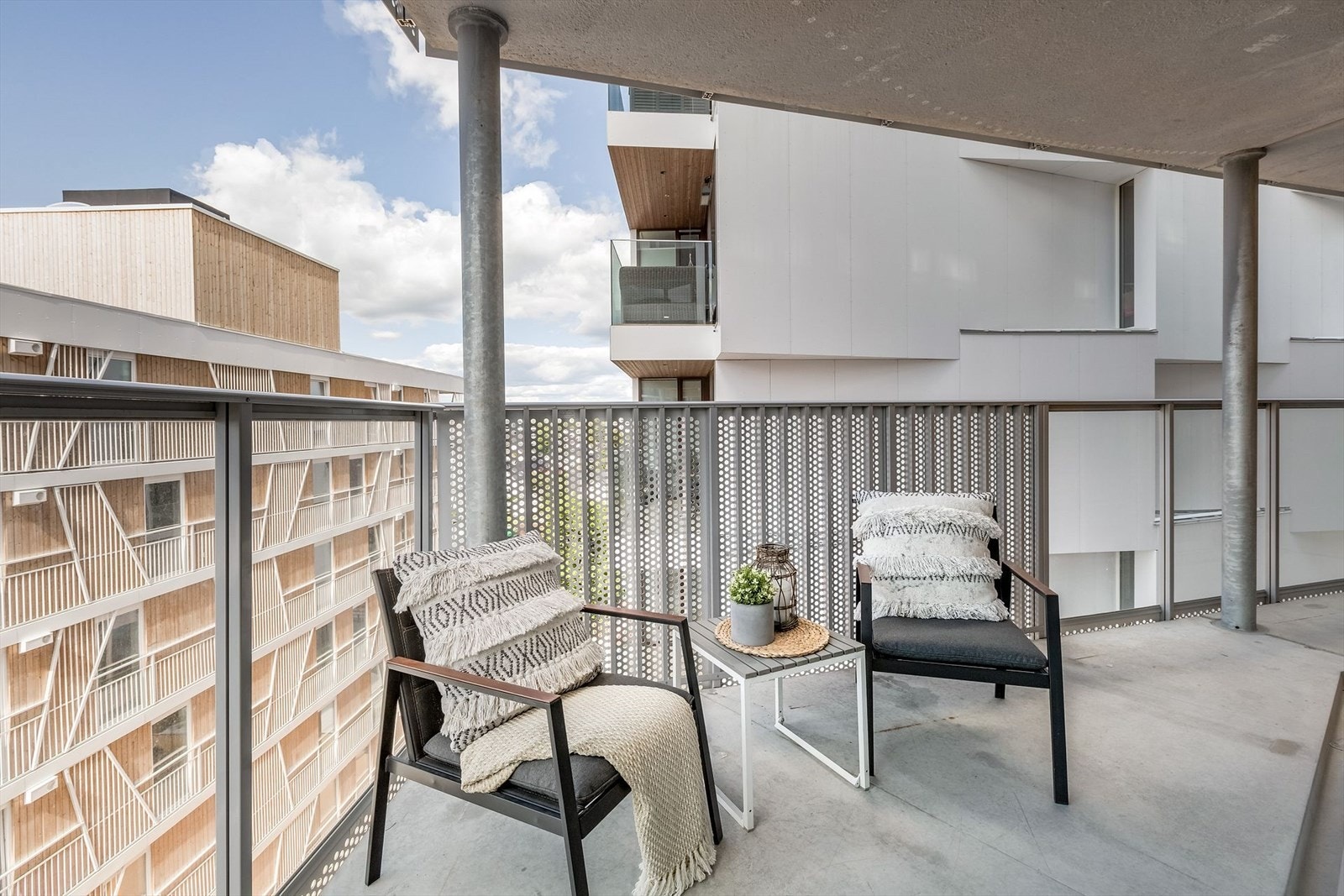 Flott balkong med mulighet for utemøblement. Fra balkongen er det urbant utsyn - her kan sommeren tilbringes. Galleribilde