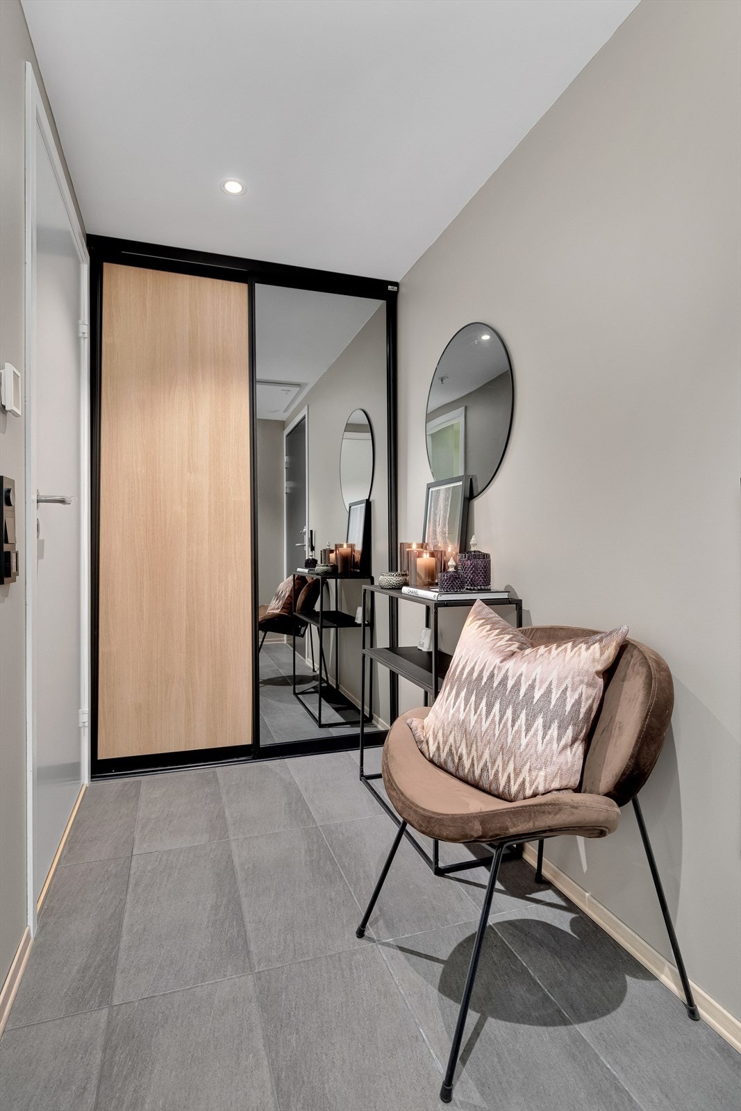 Lekker garderobe i entré Galleribilde