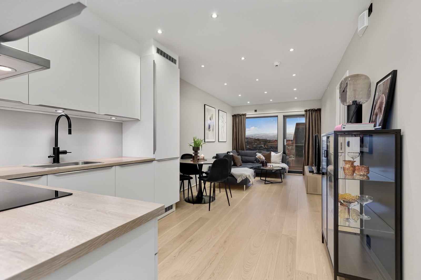 Åpen løsning med kjøkken og stue Galleribilde