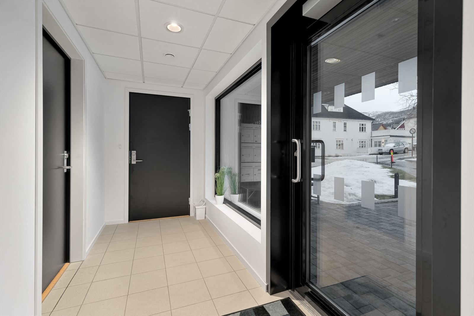 Kort vei til Leiligheten, 1. dør til venstre Galleribilde