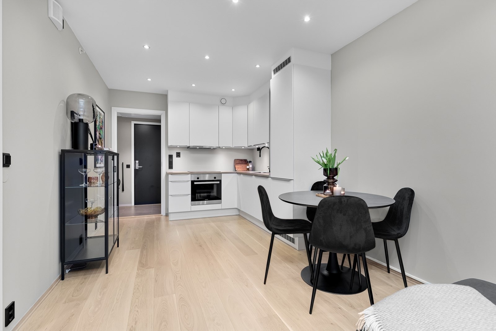 Åpen stue/kjøkkenløsning. Ny gipshimling innfelt med spotter i 2021. Lekkert! Galleribilde