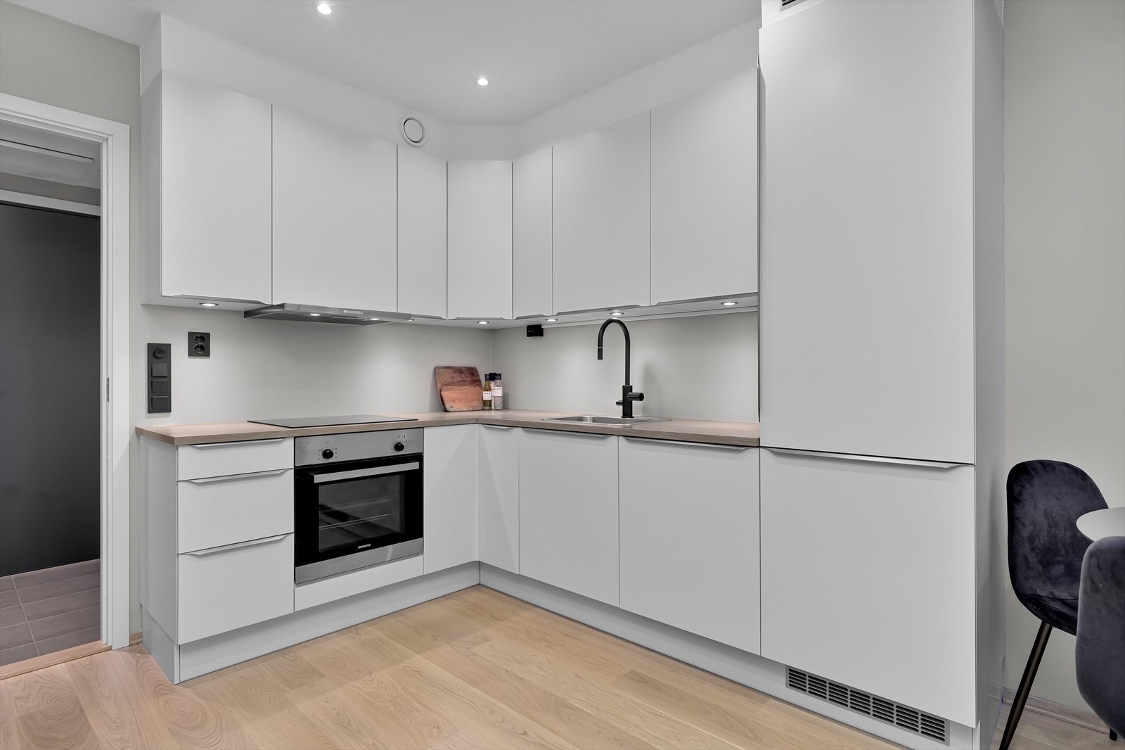 Pent kjøkken med masse skapplass Galleribilde