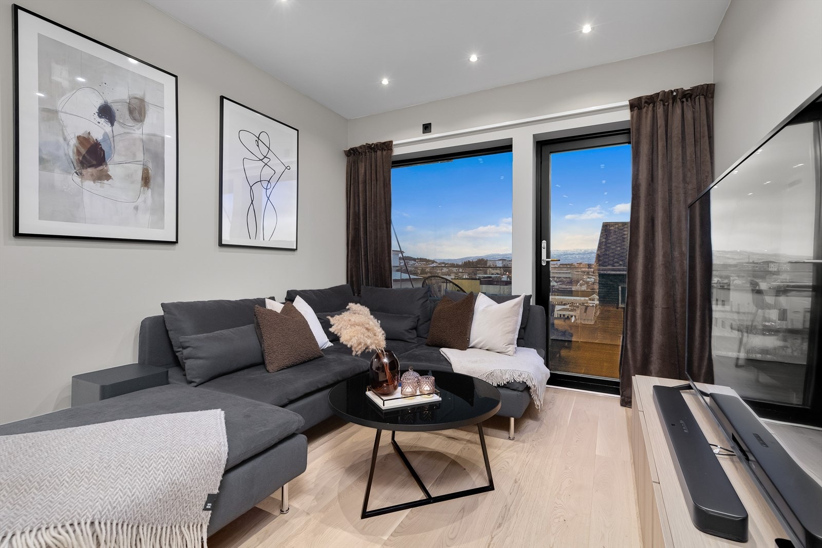 Utsikt over byen rett fra stuen Galleribilde