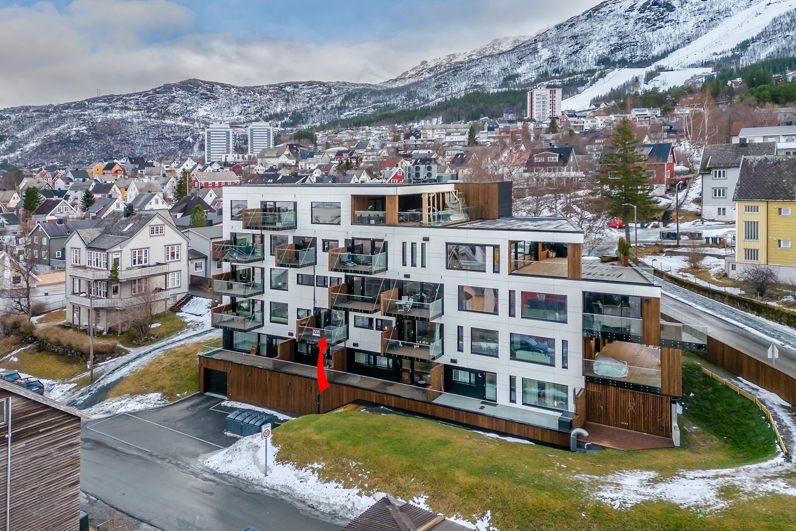 Arealeffektiv leilighet i første etasje, meget lett adkomst fra hovedinngang. Galleribilde