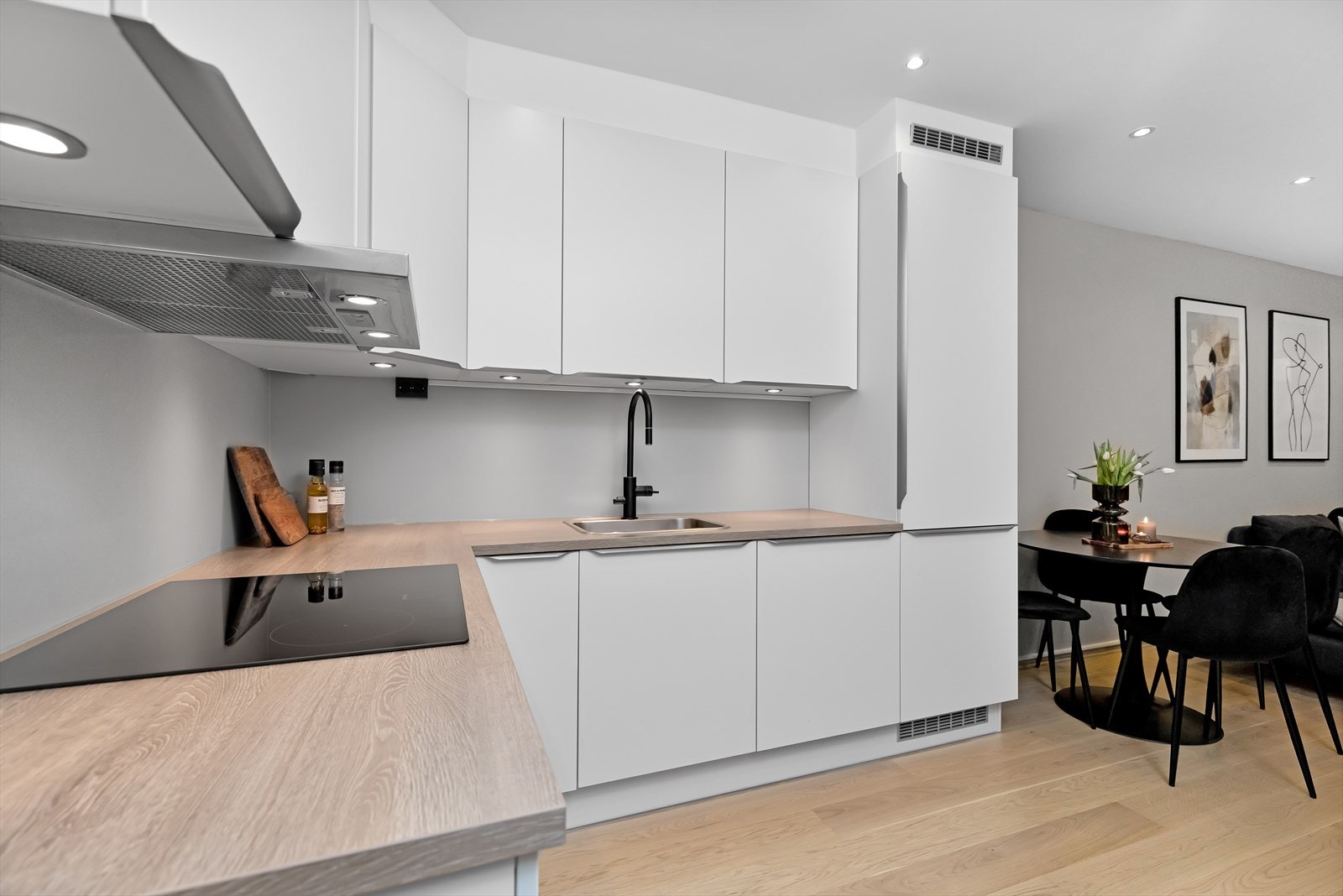 Kjøkkeninnredning fra HTH med slette fronter. Galleribilde