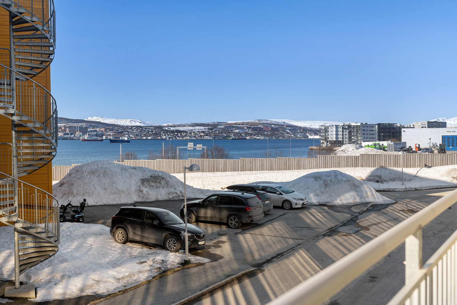 Fra balkongen er det fin utsikt mot Tromsøya
