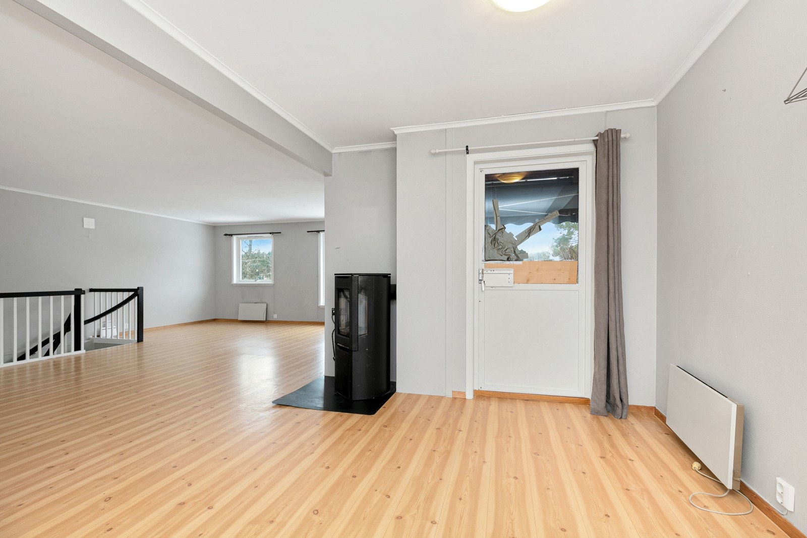 Kjøkken har utgang til hagen på baksiden av boligen Galleribilde