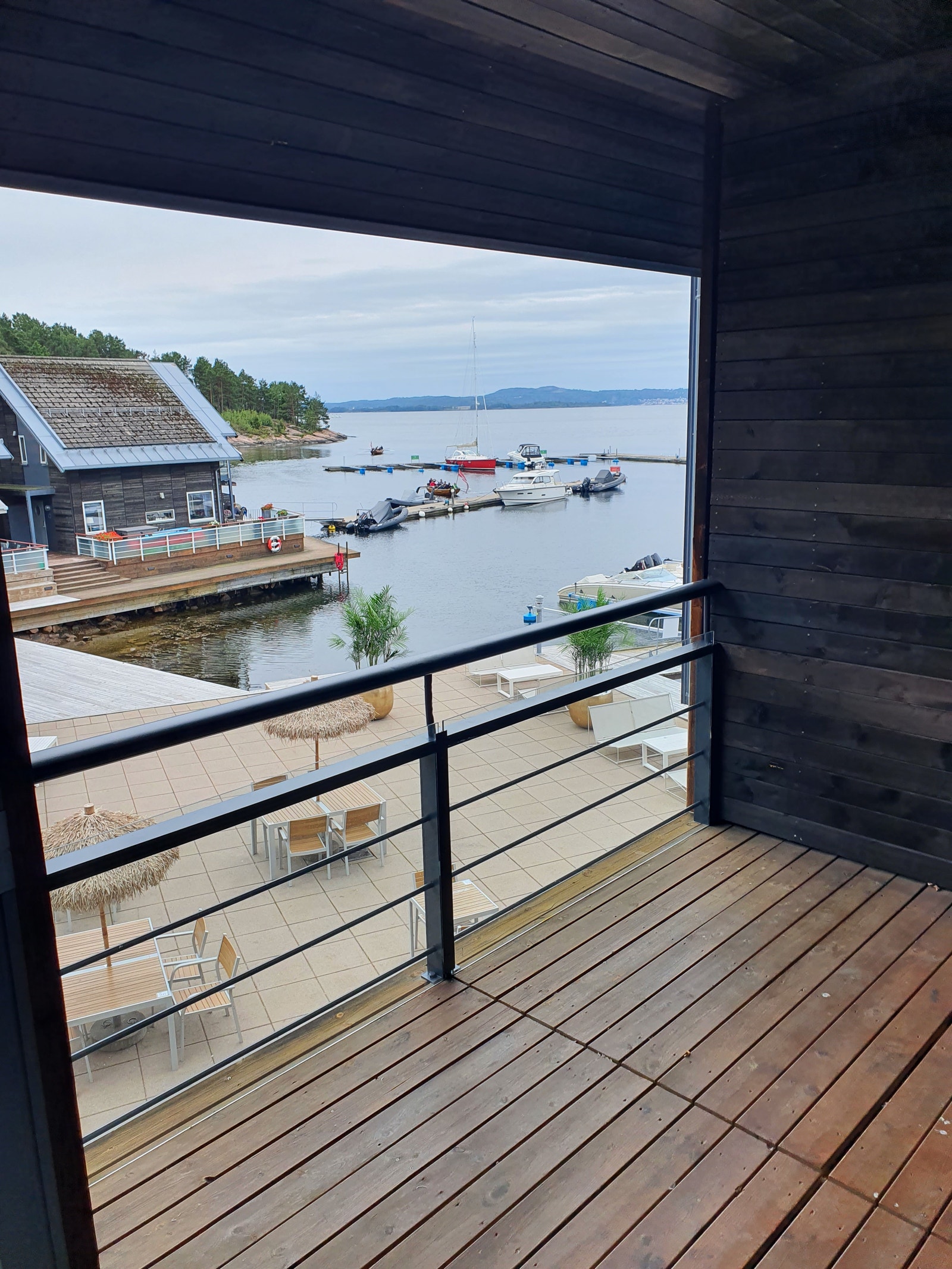 Bilde fra terrasse som selges. Ca 10 kvm. Overbygget og lun. Galleribilde