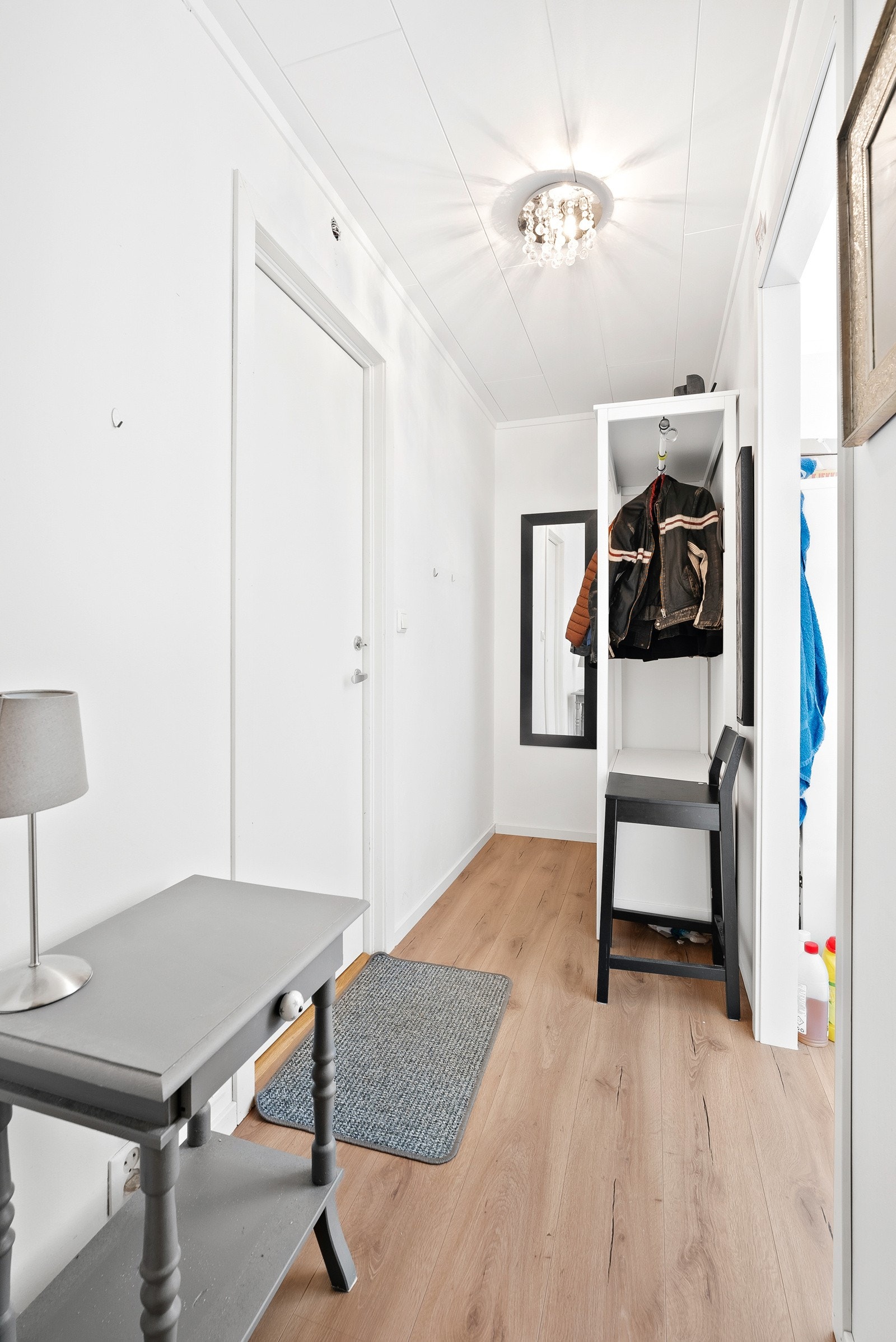 Entréen gir et godt førsteinntrykk av leiligheten. Det er fint med plass til jakker og sko. Galleribilde