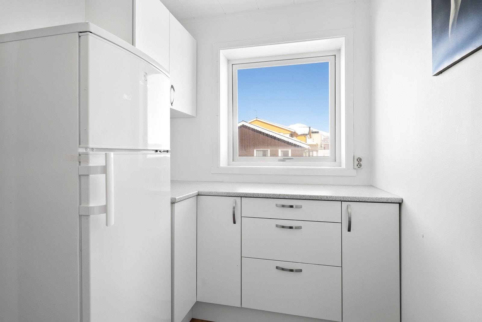 Rommet er utstyrt med integrert stekeovn og platetopp, og frittstående oppvaskmaskin og kjøleskap med fryser. Galleribilde
