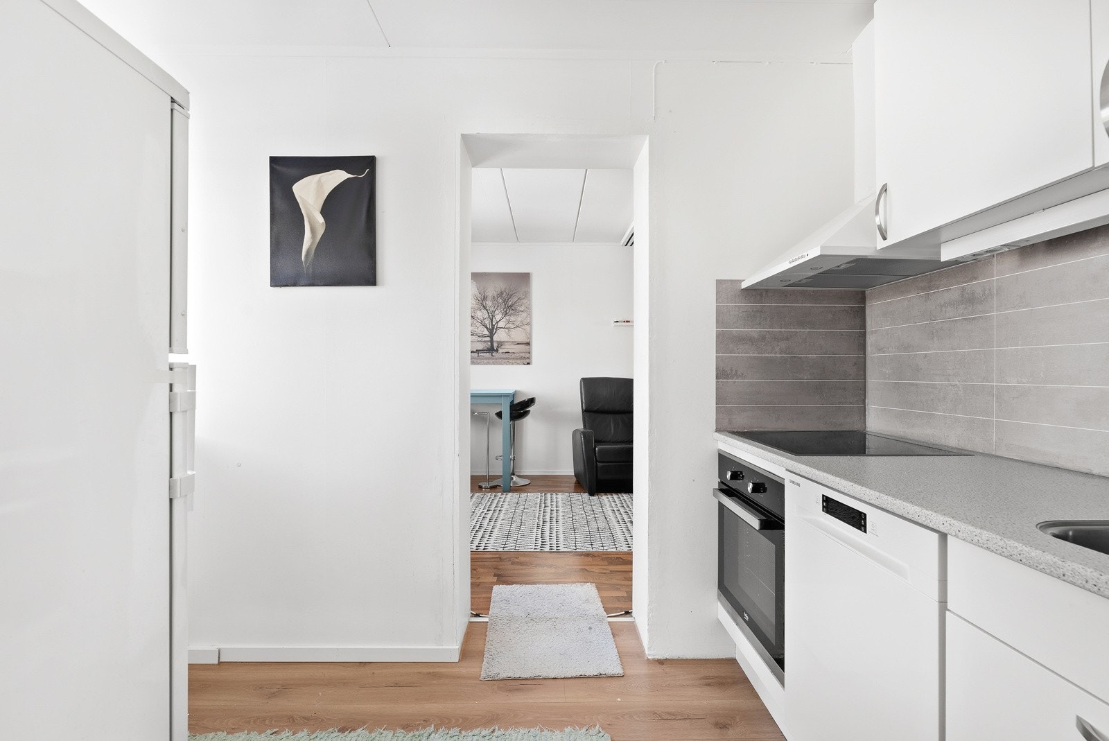 Kjøkkenet har inngang fra både entréen og stuen, noe gir rommet en luftigere følelse. Galleribilde