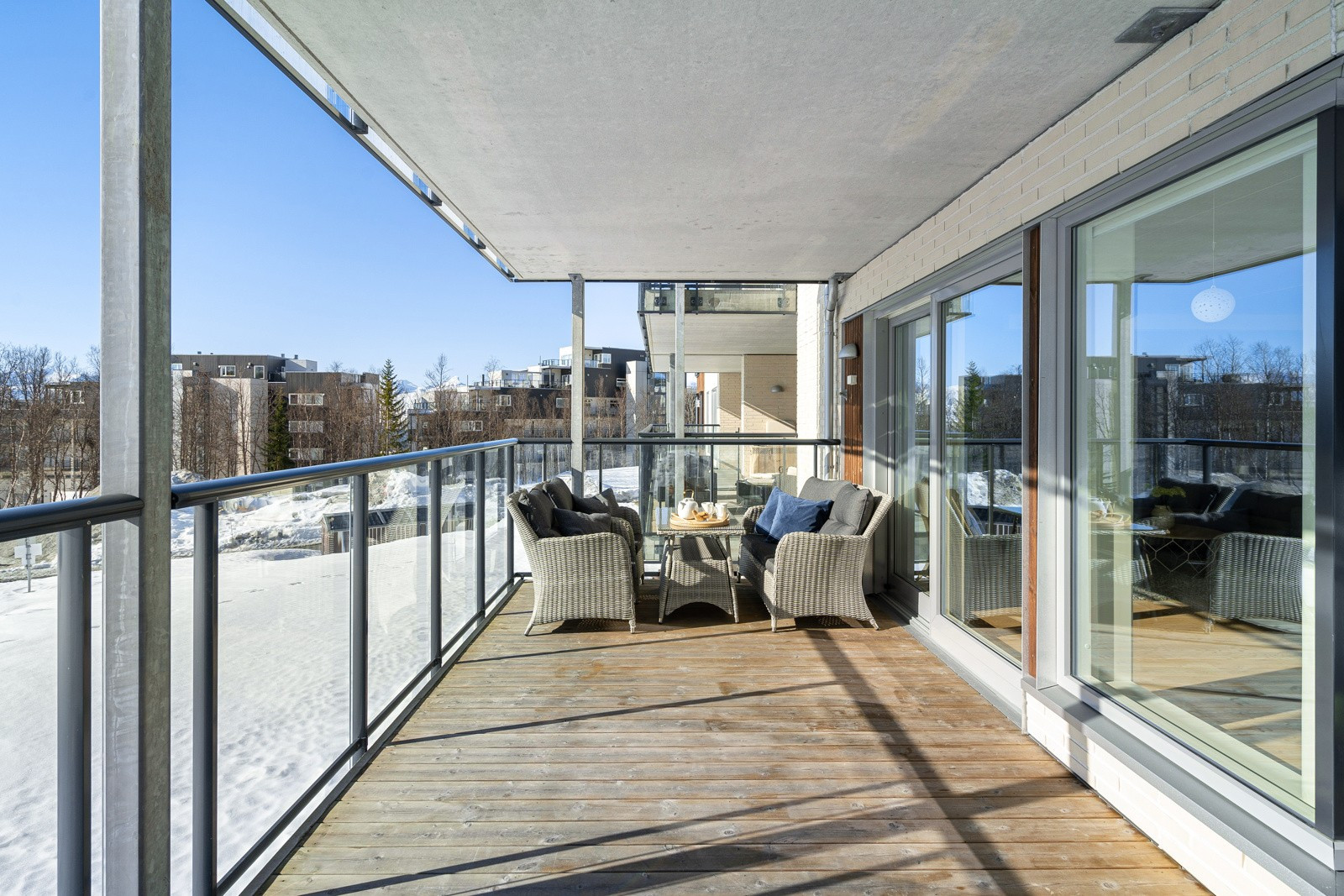 Fra stuen har du utgang til stor balkong med god plass til utemøbler, grill og beplantning.