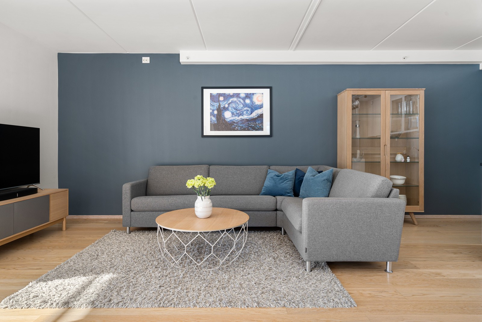 I stuen har du god plass til stor sofa og tilhørende sofabord.
