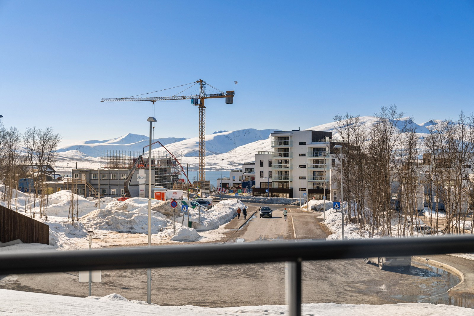 Fra balkongen har du utsikt mot majestetiske fjelltopper.