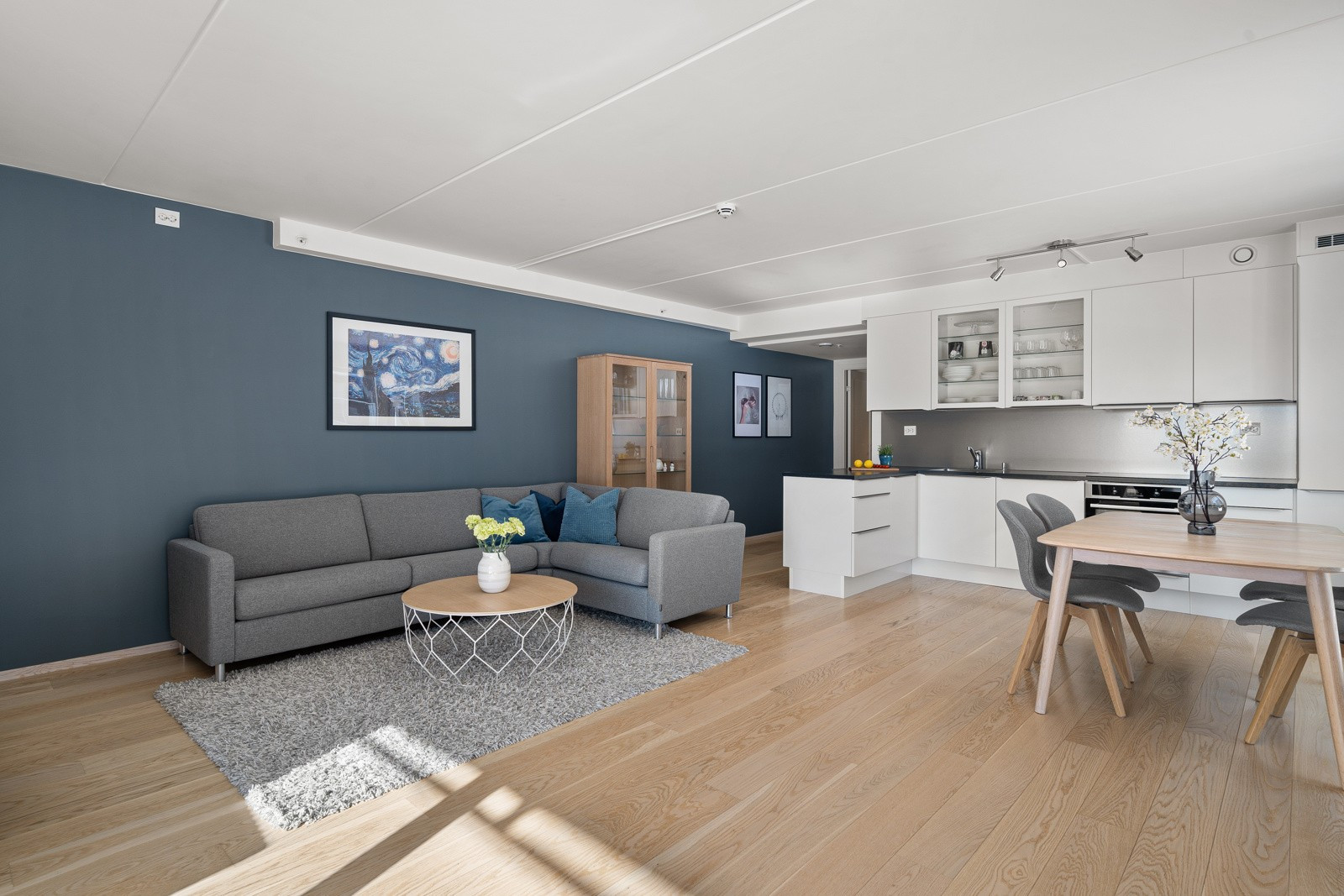 Leiligheten har en moderne planløsning med åpen løsning mellom stue og kjøkken.