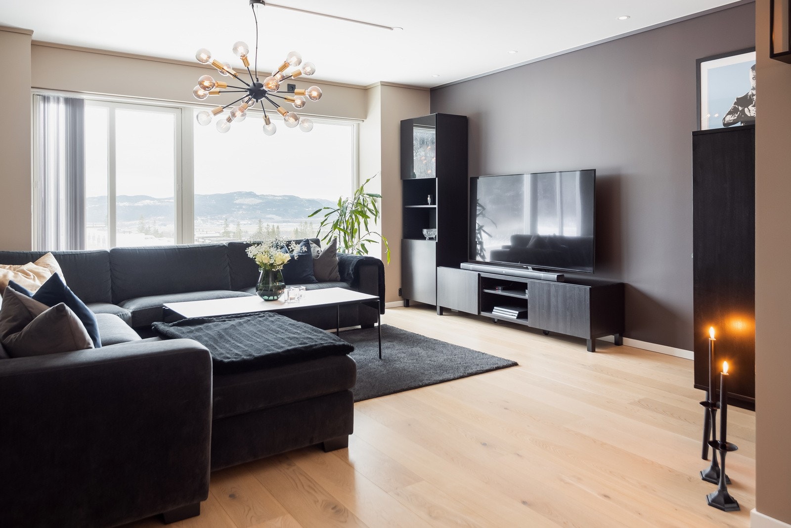 Stuen har downlights i tak. Galleribilde