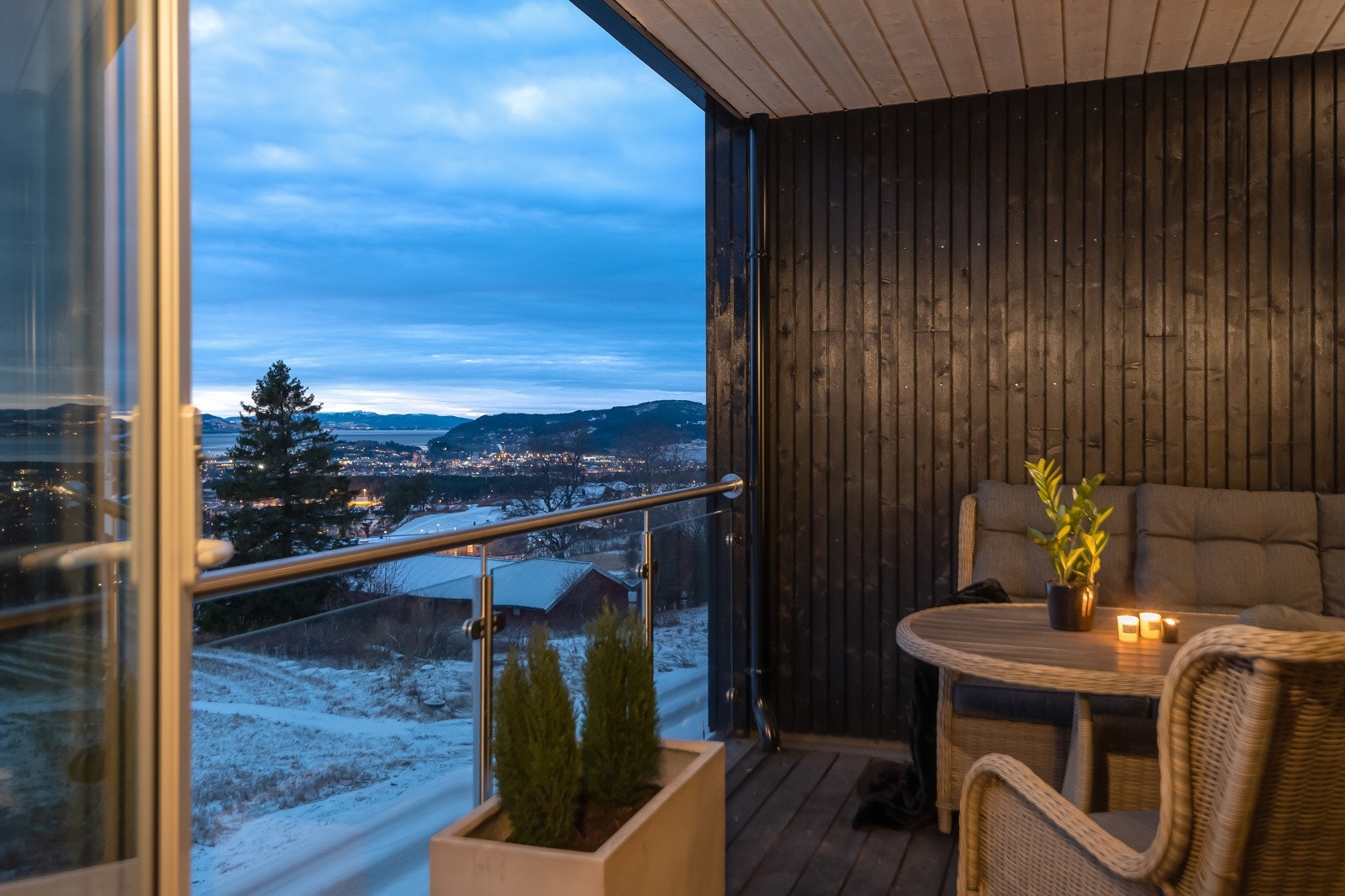 Fra terrassen får man den samme flotte utsikten som man får i stuen. Galleribilde
