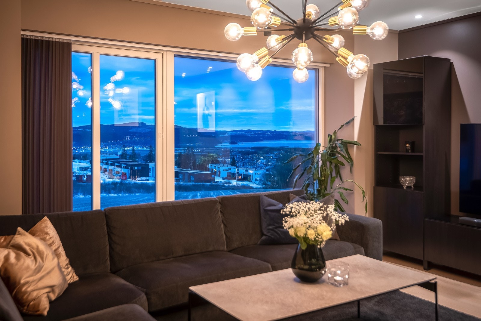 Her er det slette vegger malt i tidsriktige farger med en kontrastvegg, et lekkert 1-stavsgulv og downlights som gir rommet et delikat og moderne uttrykk. Galleribilde