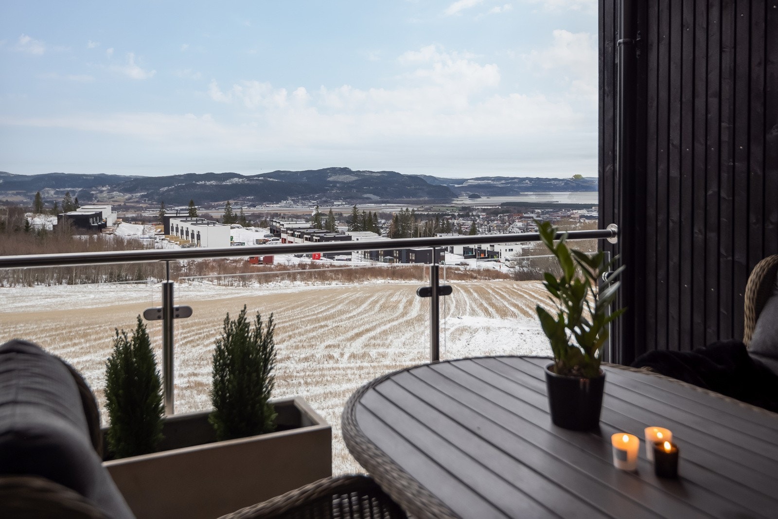 .Takterrasse på romslige 12 kvm. Terrassen er overbygd slik at den kan benyttes på litt regntunge dager. Galleribilde