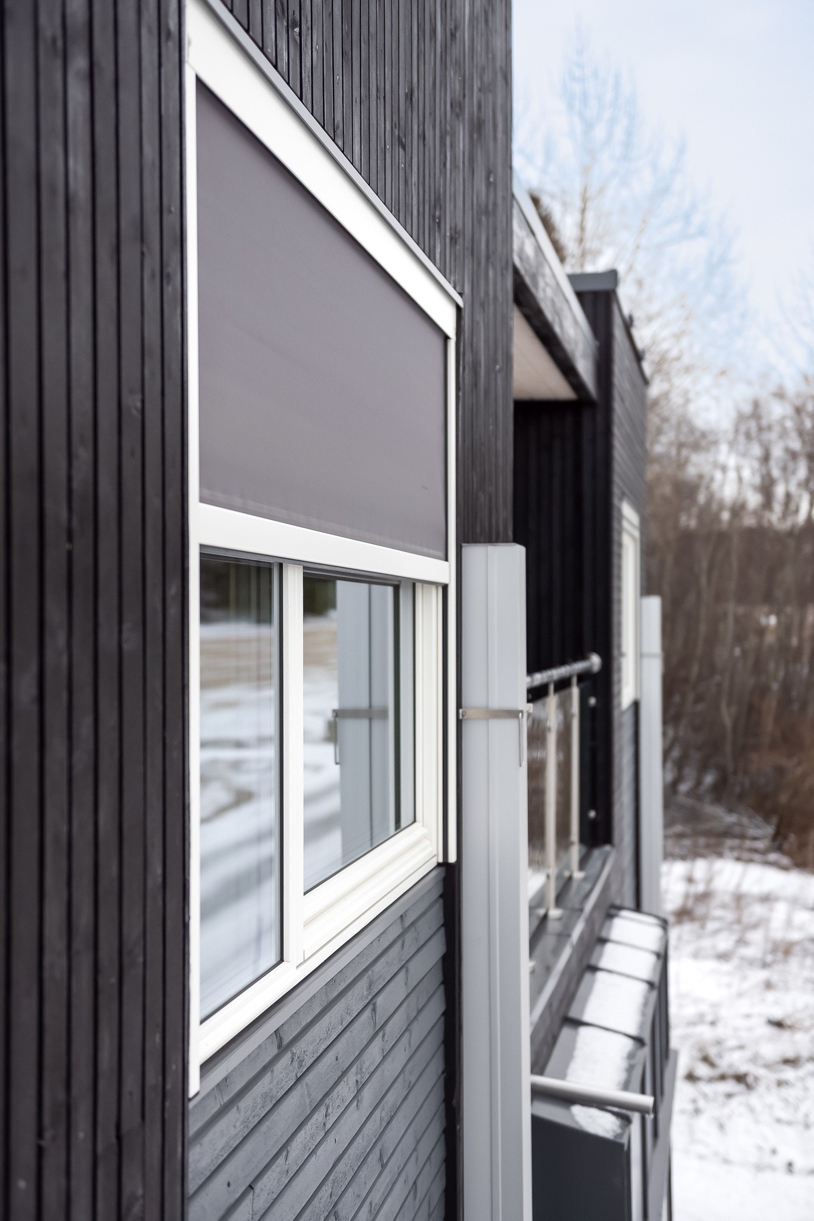 Skulle man ønske å skjerme for solen er det montert måltilpasset screens utvendig og lameller innvendig. Galleribilde