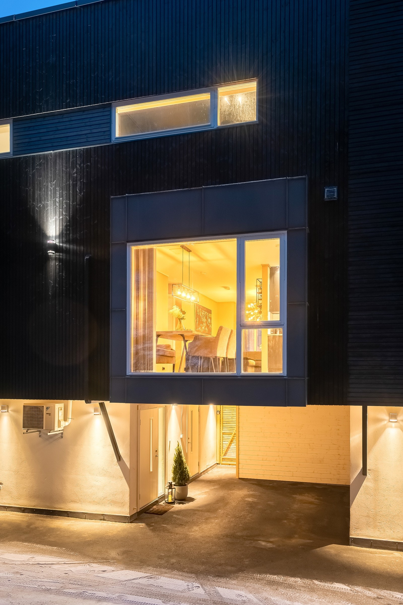 Carport og asfaltert gårdsplass. Galleribilde