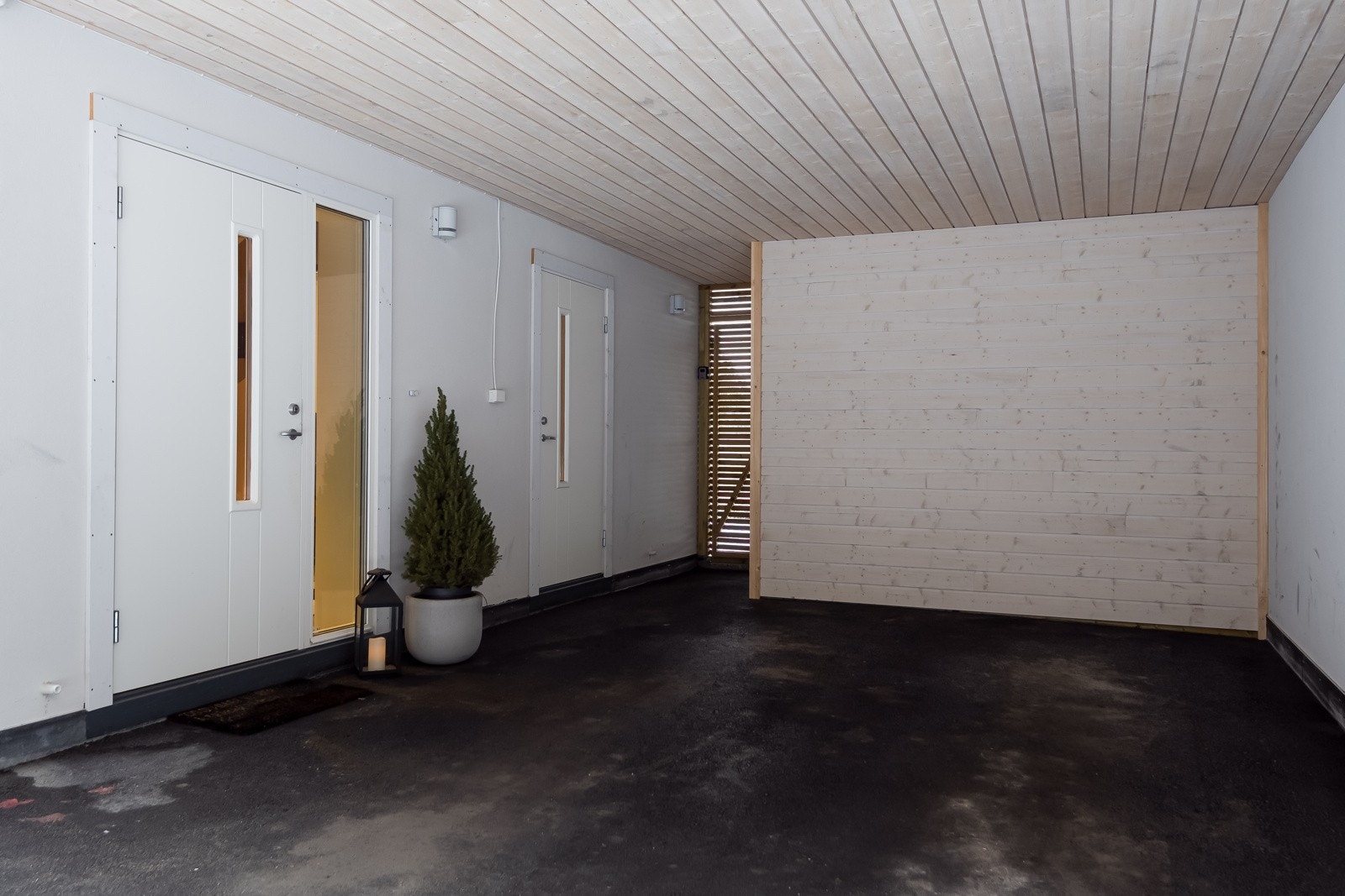 Utvendig bod med god oppbevaringsplass i carporten. Galleribilde