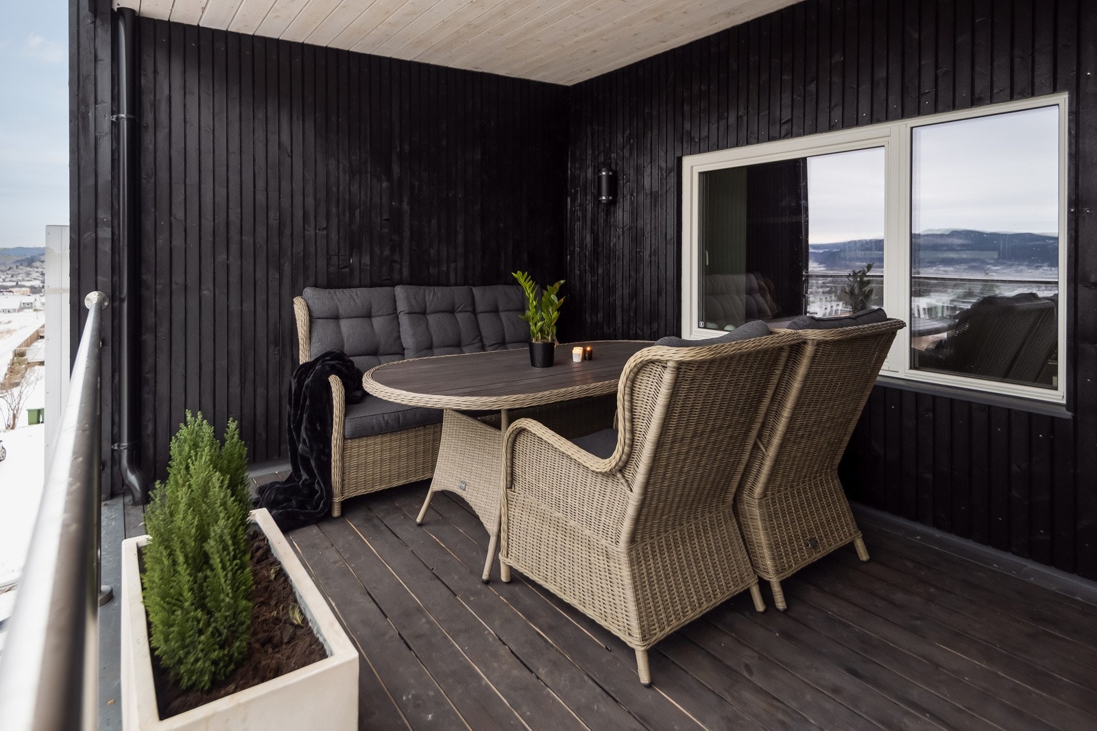 Fra stuen er det direkte utgang til en takoverbygd og skjermet takterrasse med fantastisk utsikt og ypperlige solforhold. Galleribilde