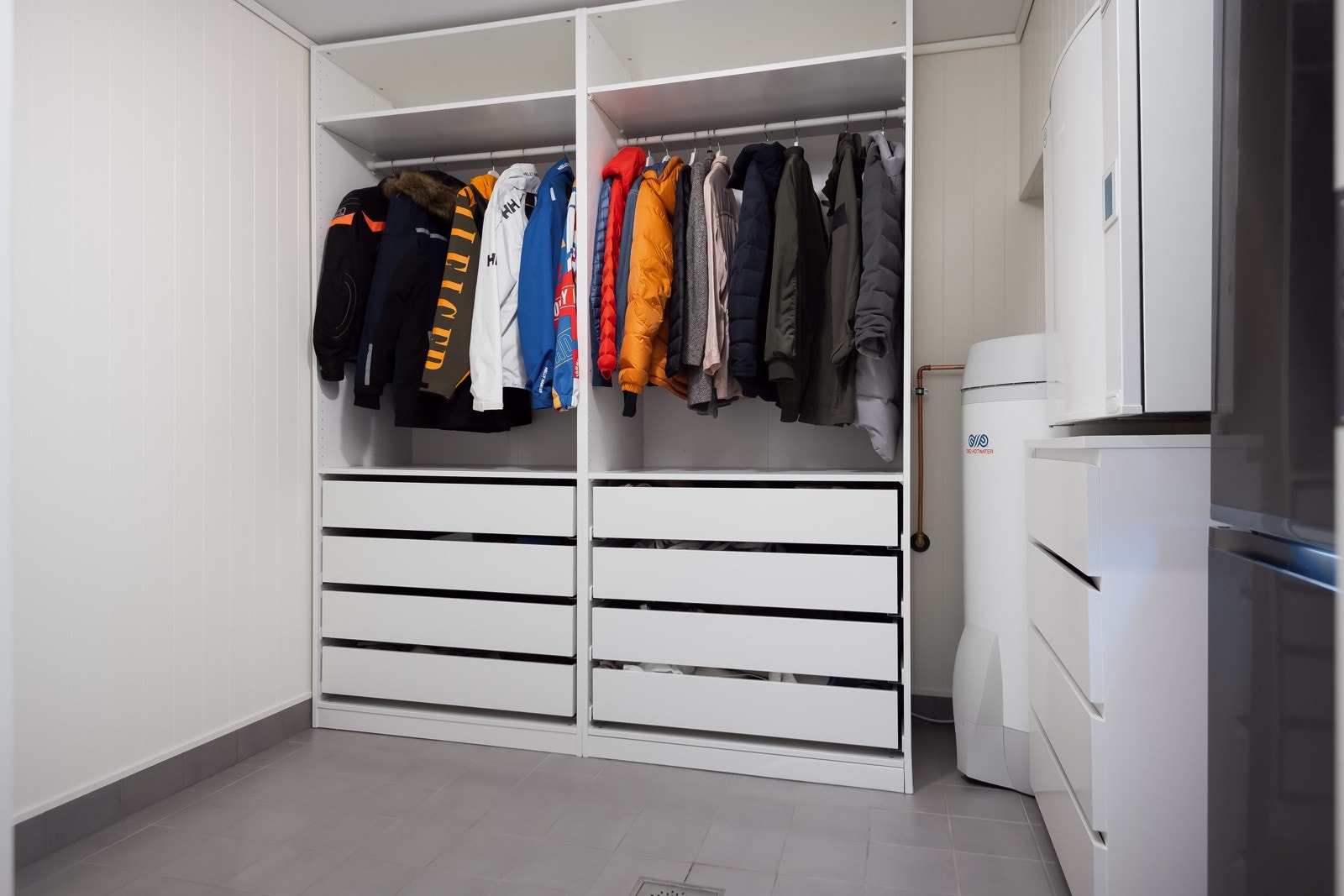 I tilknytning til entreen har man en bod på 7,6 kvm med tekniske instalasjoner og praktisk garderobeskap til yttertøy. Man kan også gå direkte inn i boden fra carporten. Galleribilde
