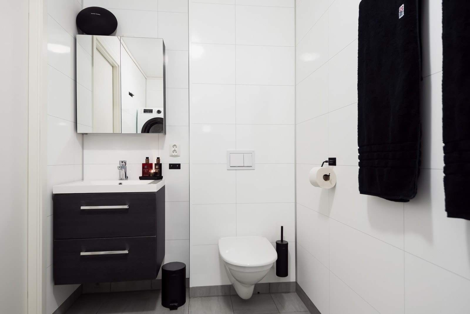 Praktisk bad på 4,8 kvm med flislagt gulv med behagelig gulvvarme. Badet er utstyrt med servant og speil, begge med oppbevaringsmuligheter, vegghengt WC, innfellbare dusjdører. Galleribilde