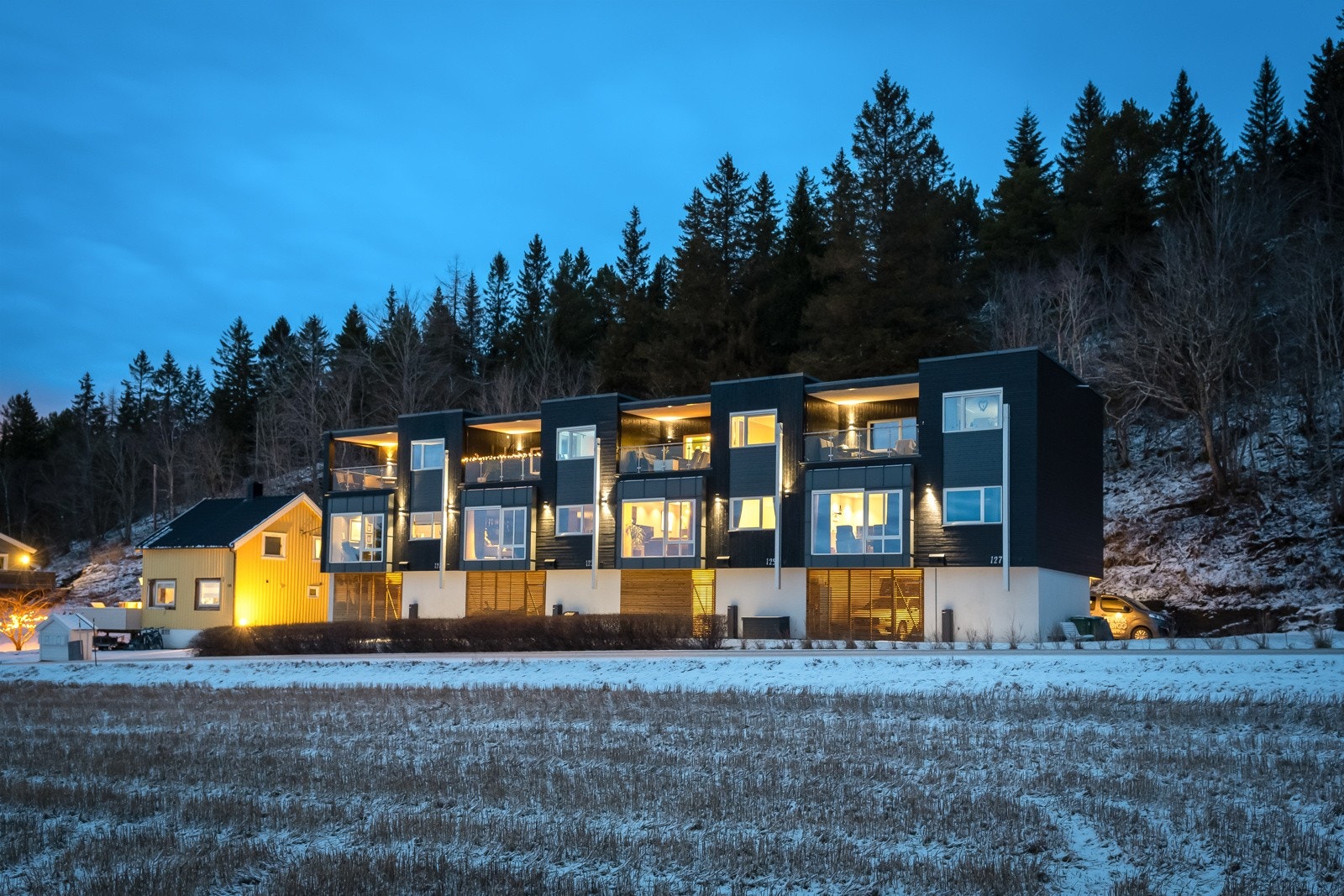 Området hører til Remyra fotballklubb som har en flott fotballstadion med kunstgress kun et par minutter unna. Det er også gode muligheter for bl.a. ski i Remarka med egen lysløype. Galleribilde
