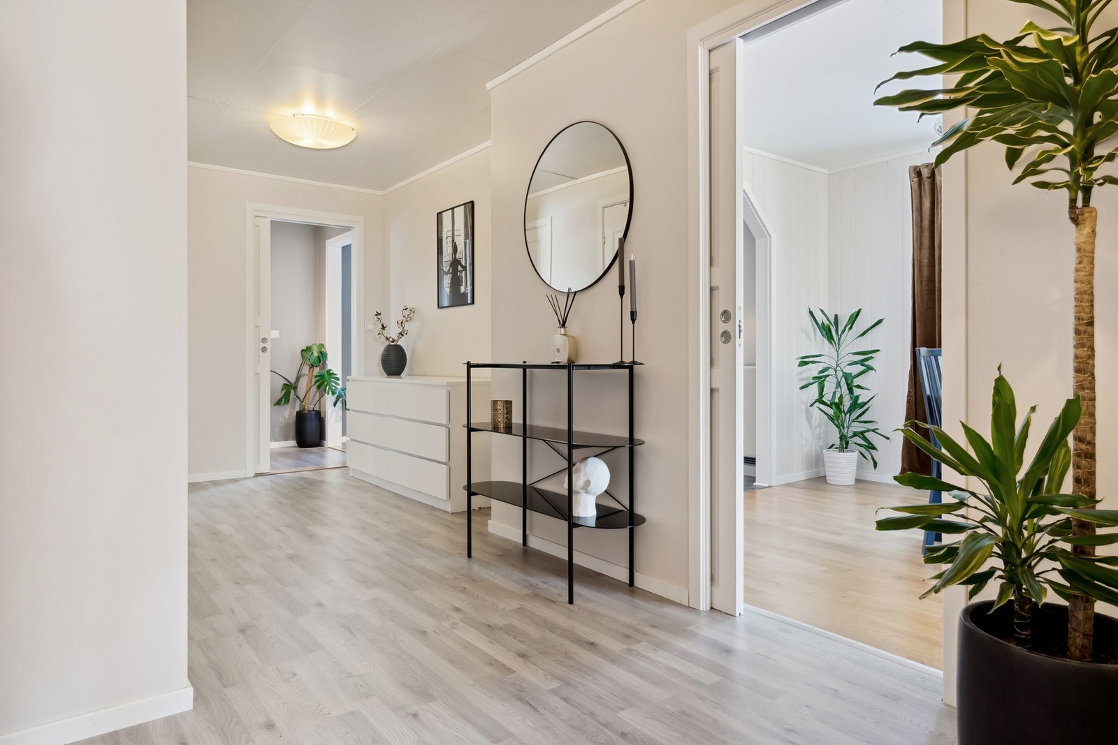 Veggene i gangen ble malt opp i 2020. Galleribilde