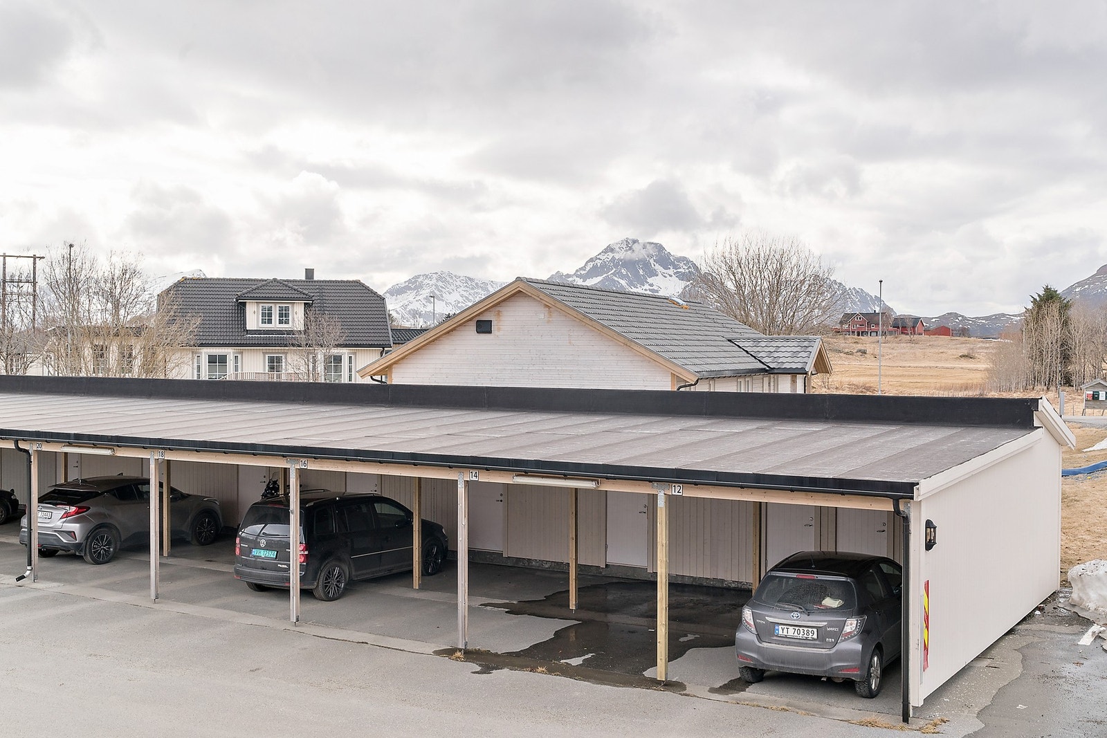Parkering i egen carport. Her er det også en praktisk sportsbod i bakkant. Galleribilde