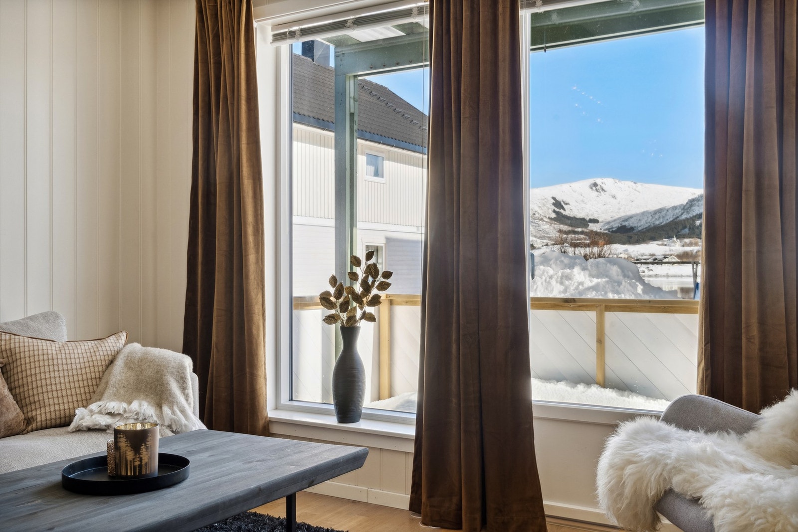 Fra godstolen i stua, ser du mot den populære fjelltoppen Smørdalskammen. Galleribilde