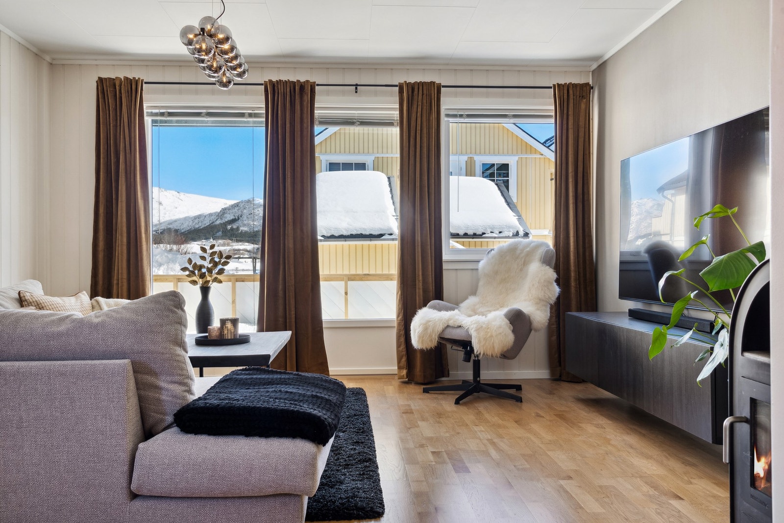 Stue med utgang til en romslig veranda. Galleribilde