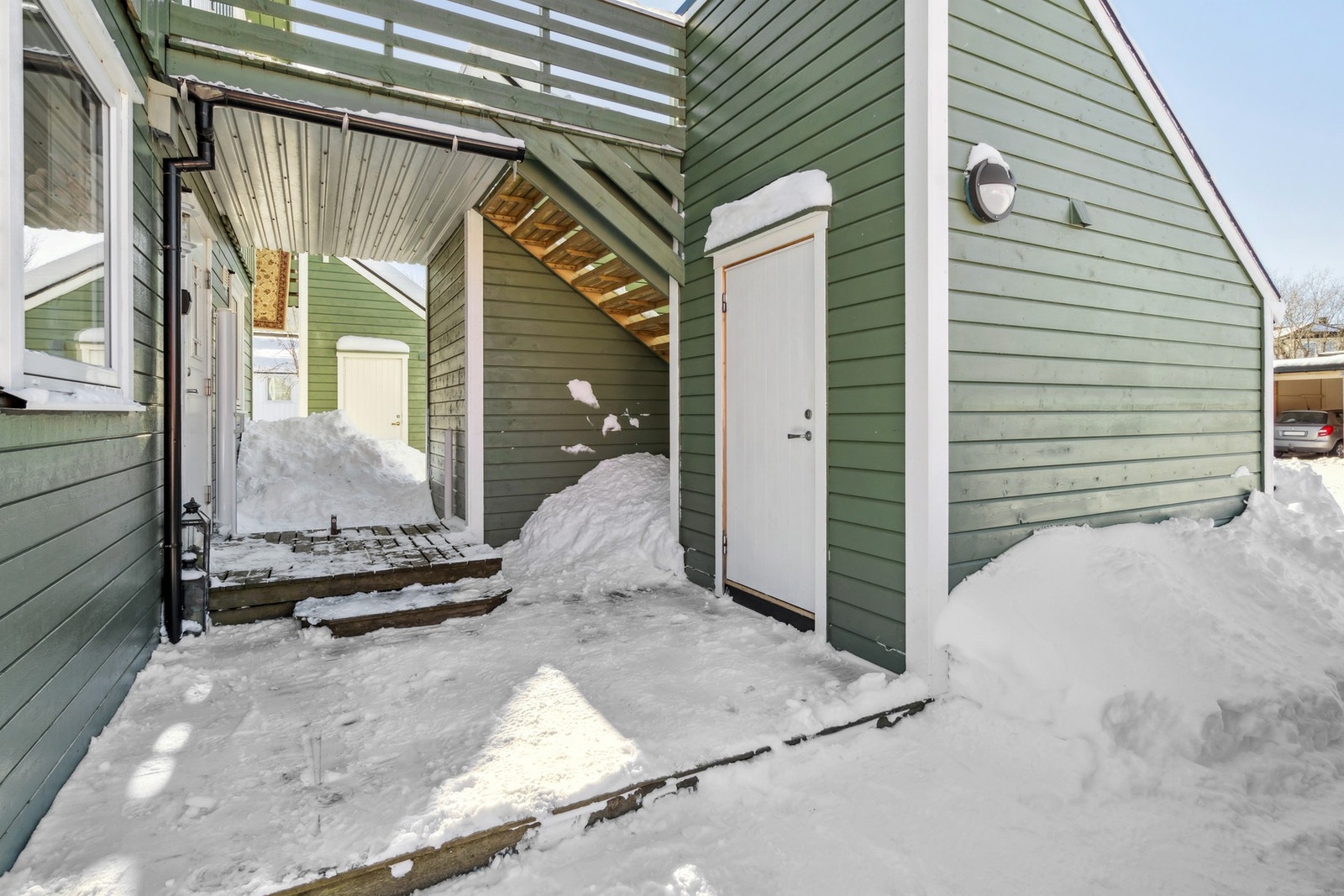 Det en utvendig bod på ca. 5 m2 med en takhøyde fra 1.7 meter til 3.7 meter som ligger ved trappeoppgangen. Denne ble oppført i 2019. Galleribilde