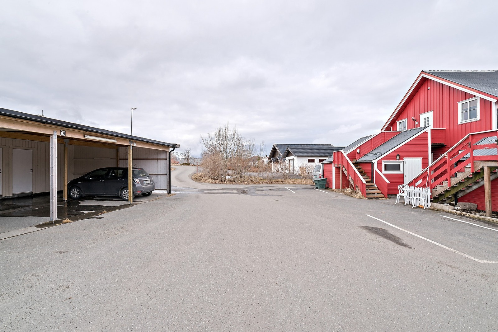 Det er asfaltert uteområde. Galleribilde