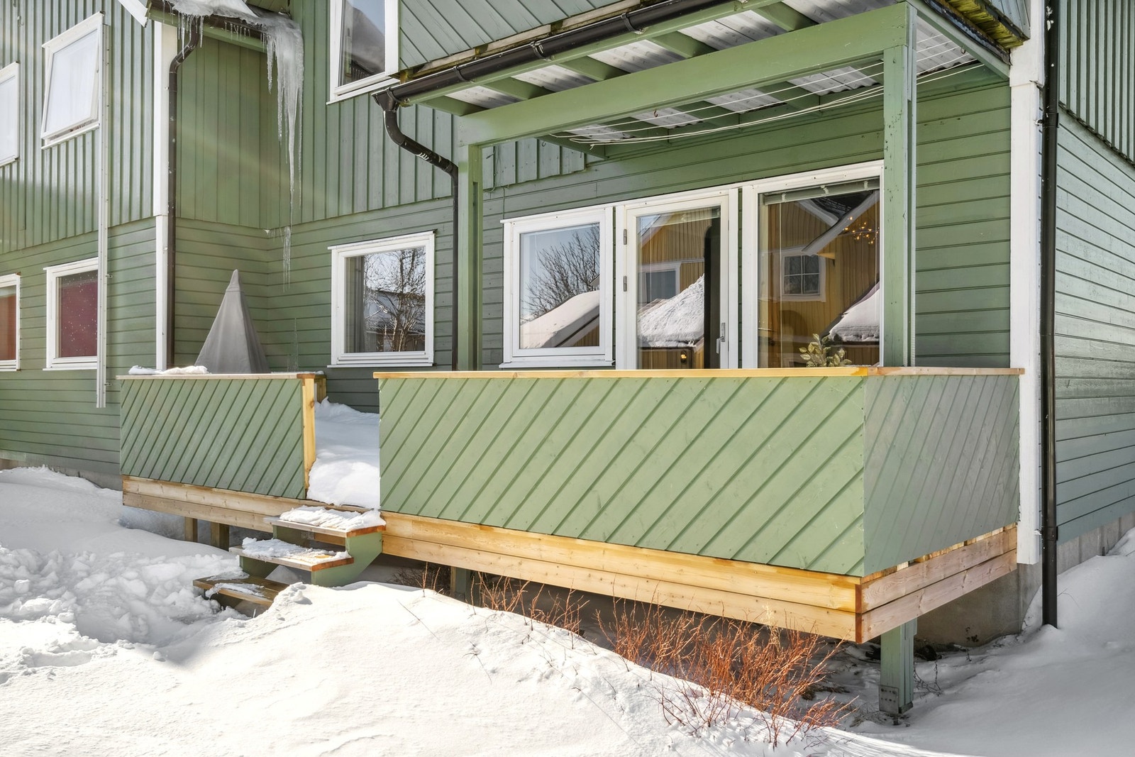 Verandaen er utvidet og det er lagt nytt terrassedekke. Galleribilde