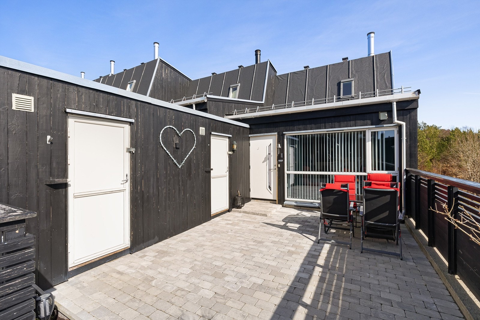 Boligens inngangsparti med brosteinsbelagt uteareal Galleribilde