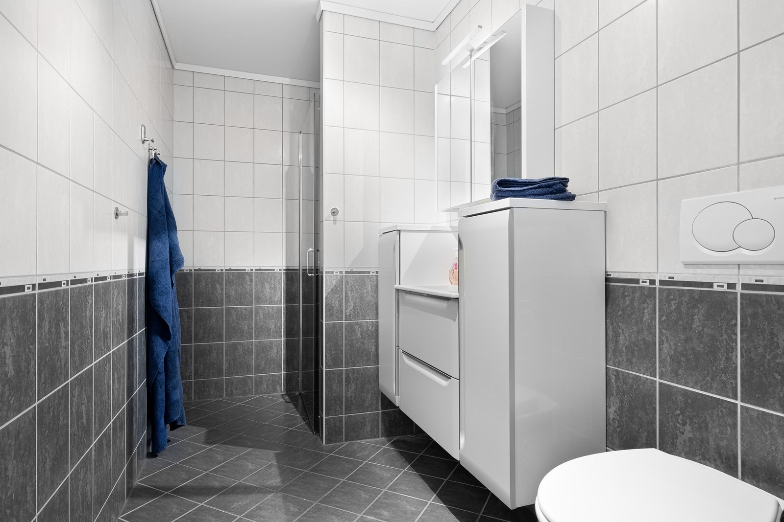 Helfliset bad med stor dusjnisje Galleribilde