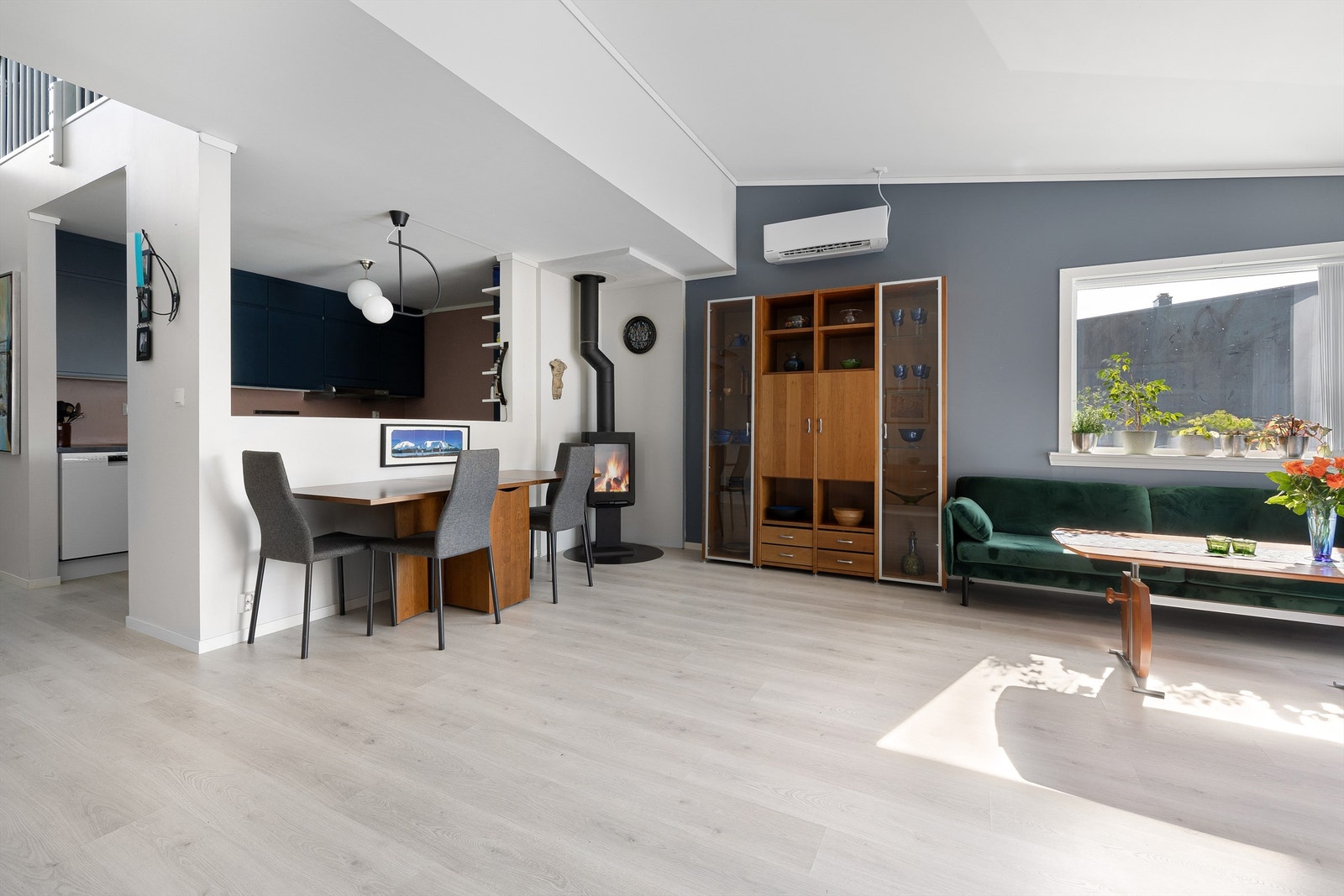 Stuen mot kjøkken Galleribilde