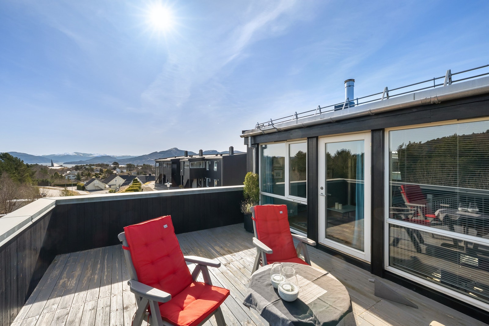 Herlig takterrasse med utsikt over nærområdet og kirken mot Osterfjorden Galleribilde