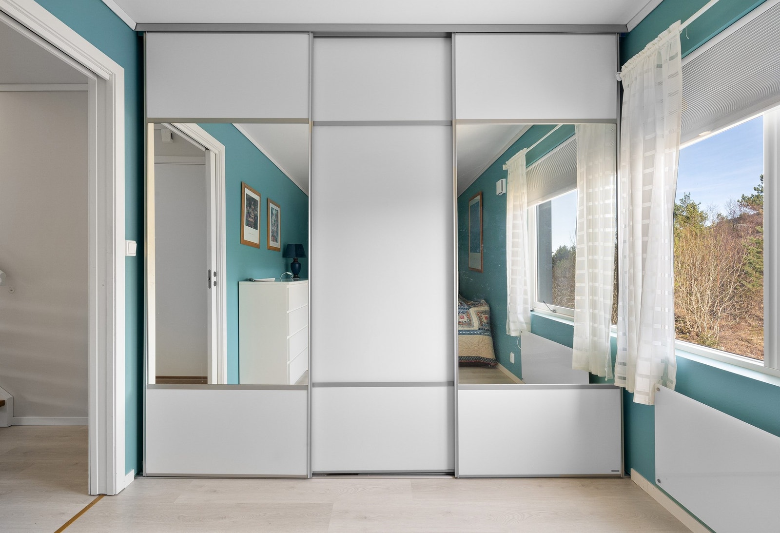 Stor skyvedørsgarderobe på soverommet i hovedetasjen Galleribilde