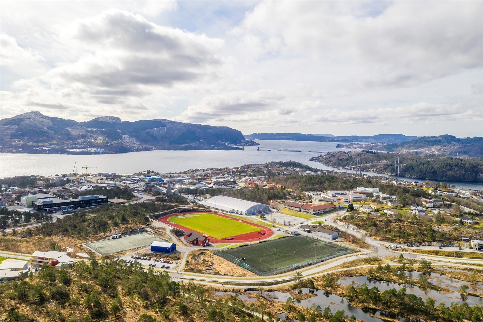 Knarvik stadion er like ved rekkehuset Galleribilde