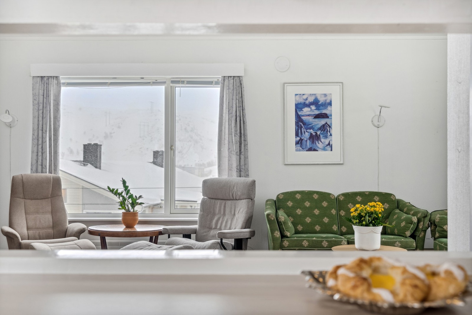 Mellom stue og kjøkken har du en barløsning som gjør at du kan tilberede mat og samtidig snakke med gjester. Galleribilde