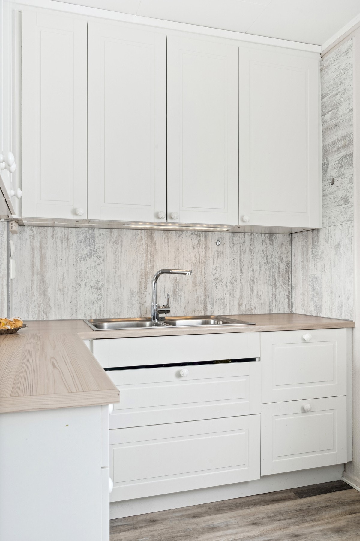 Koselig kjøkken med lyse, tidløse overflater Galleribilde