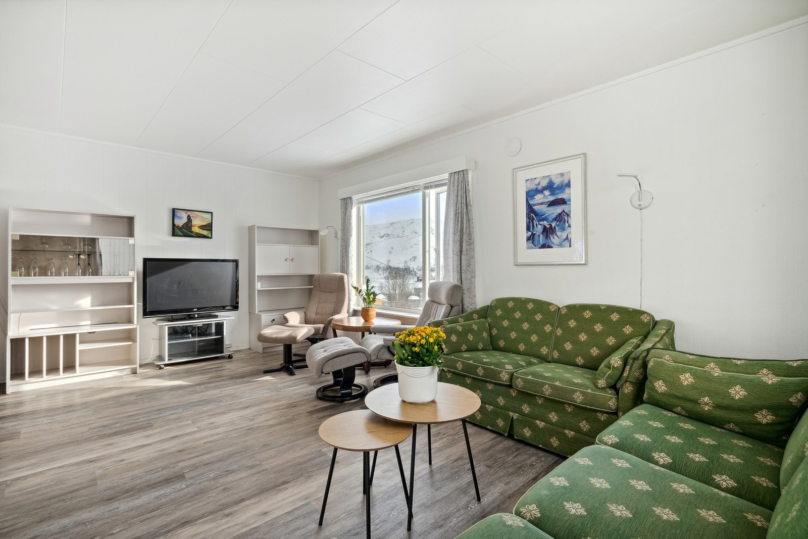 Stuen er koselig og ligger i en åpen løsning med kjøkkenet. I samme etasje er inngangspartiet og gang. Galleribilde