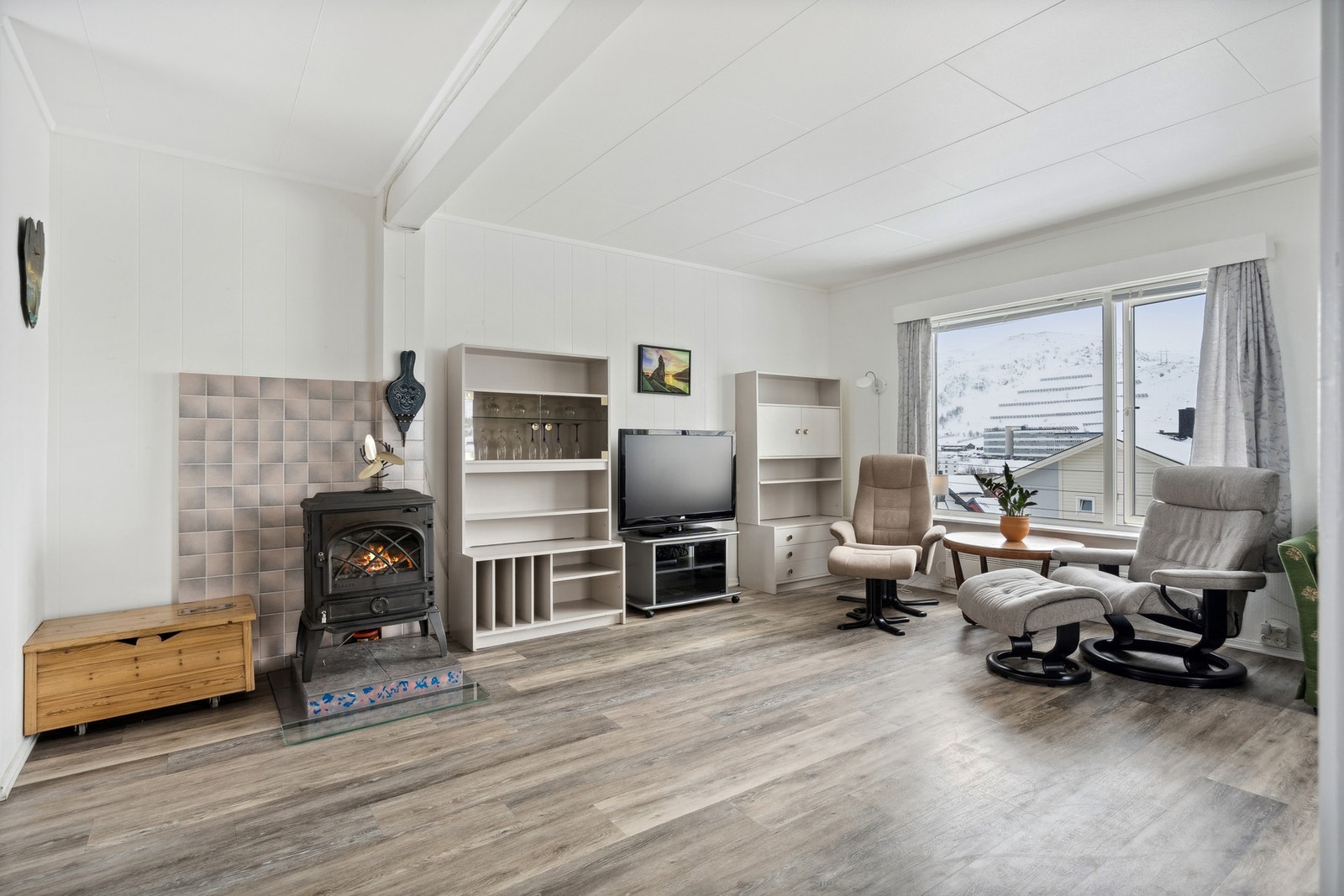 Det er vedovn for ekstra varme på kalde dager. Galleribilde