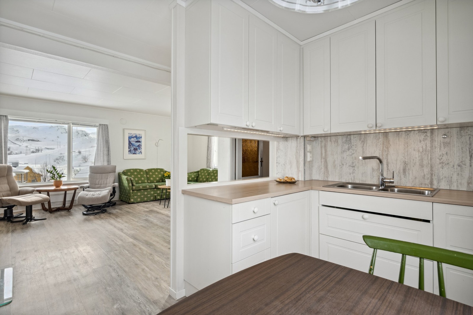 Den halvåpne løsningen gir en god romfølelse. Galleribilde