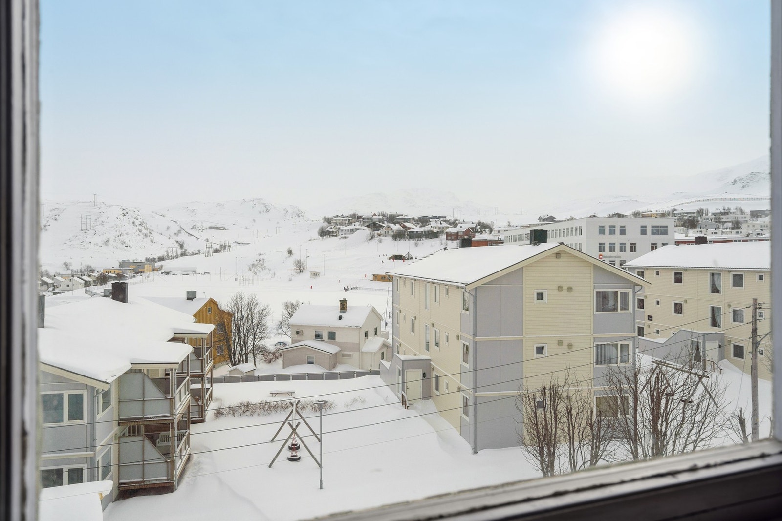 Fra stuen får du en flott utsikt over Hammerfest Stadion. Galleribilde